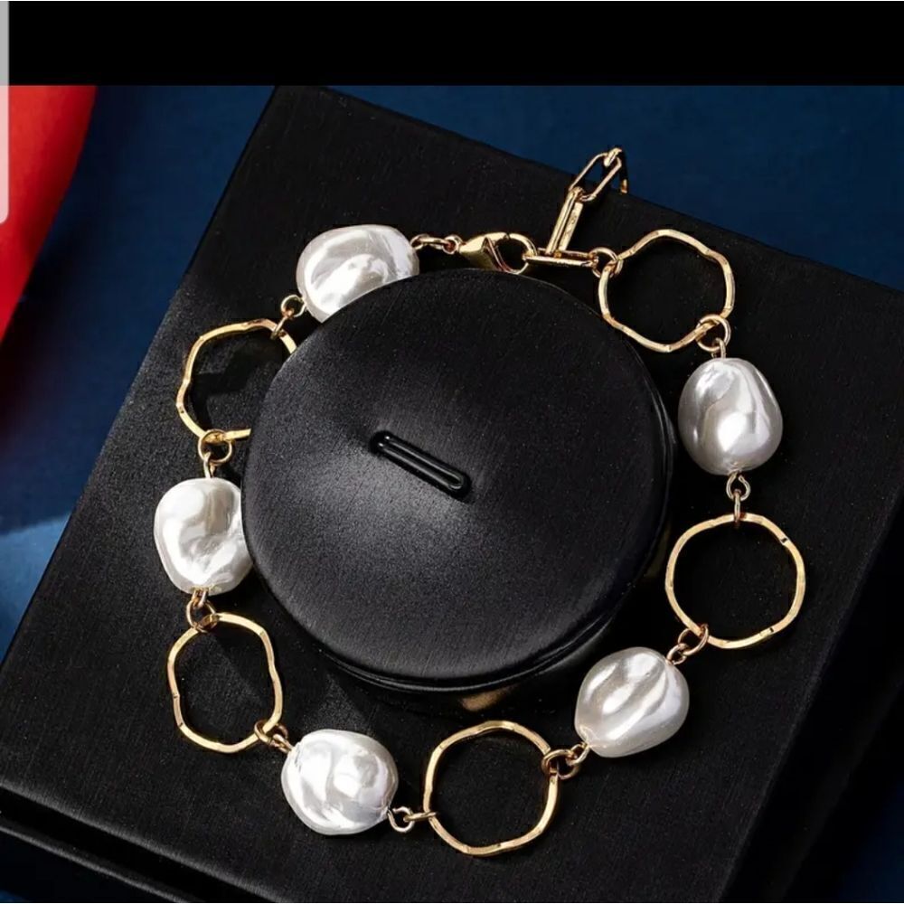 Pearl and gold bracelet